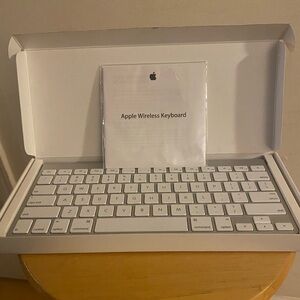 Apple wireless keyboard UPC885909512263 ModelA184LL/B ItemMC184LL/B Silver/White